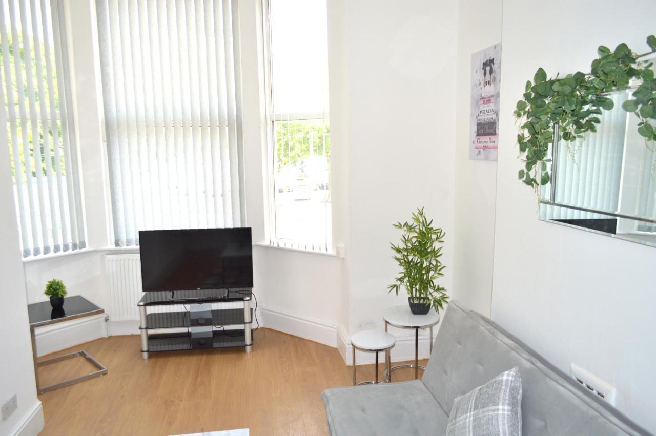 Beautiful Two-Bed Apartment With Driveway Parking Nottingham Ngoại thất bức ảnh