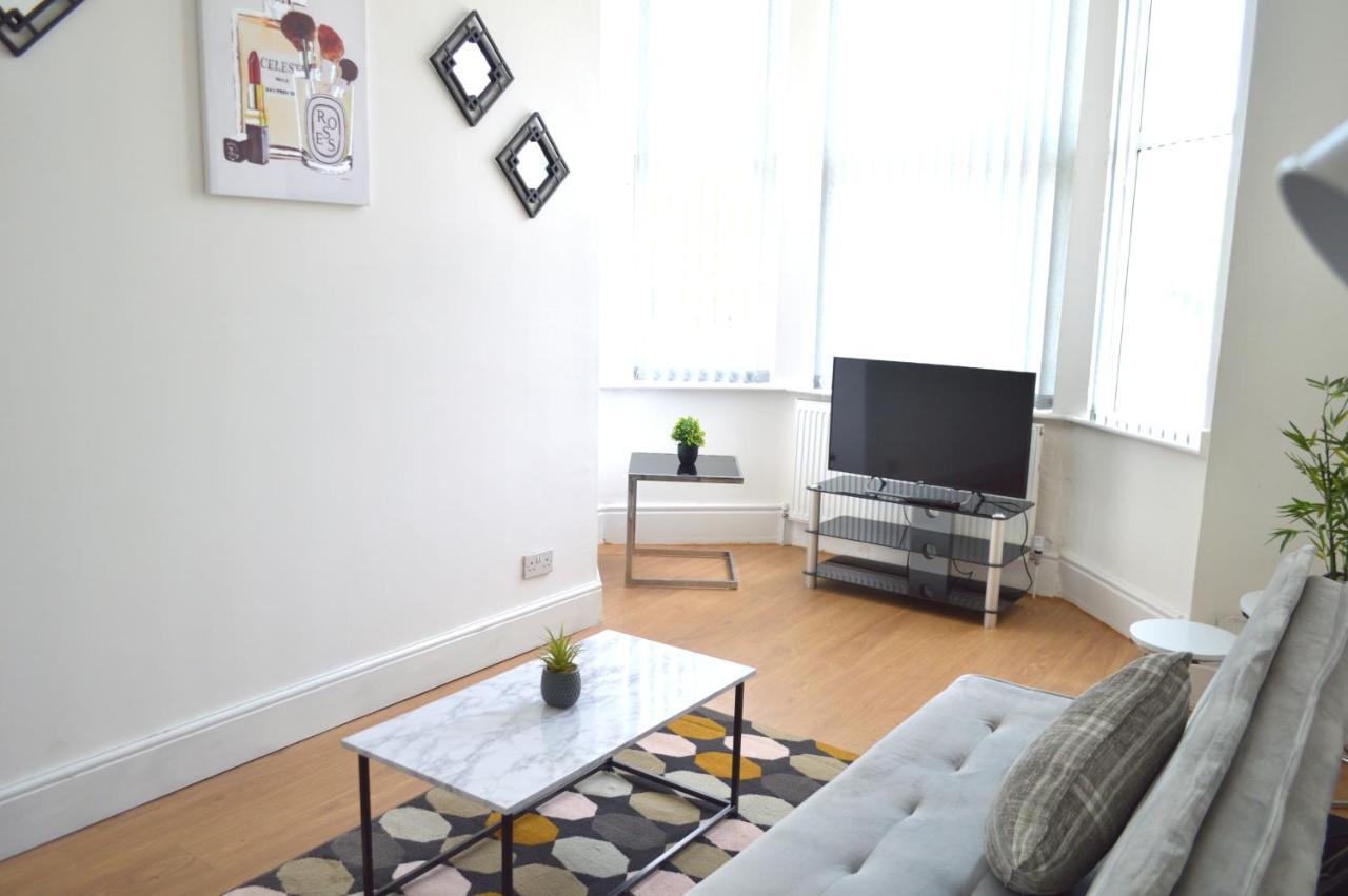 Beautiful Two-Bed Apartment With Driveway Parking Nottingham Ngoại thất bức ảnh