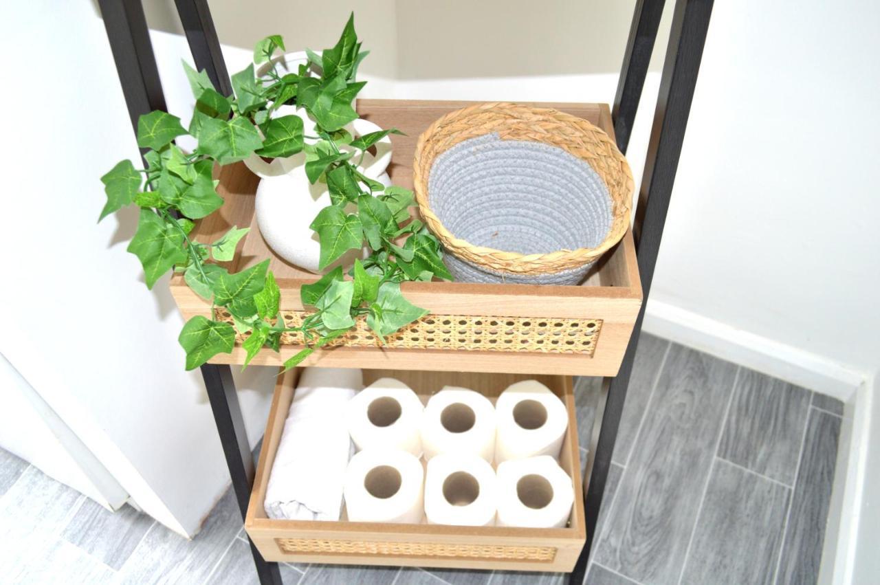 Beautiful Two-Bed Apartment With Driveway Parking Nottingham Ngoại thất bức ảnh